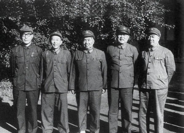 闻喜 55年任用南京军区司令，毛主席略过4名猛将，反手选了一位大老粗