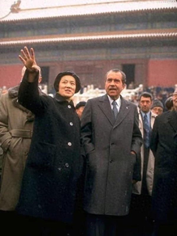 同门证券 1972年，章含之为尼克松翻译，那年她37岁，举止端庄，气质不凡