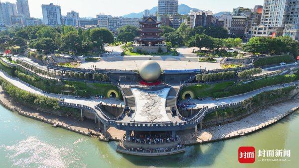 元配网 三江口野生“鱼摆摆”回来啦！重庆游客坐着高铁来投喂